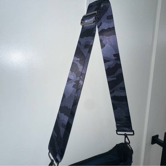Haute Shore Blake Epic Navy Camo Neoprene Crossbody Bag Stripe - Picture 4 of 14